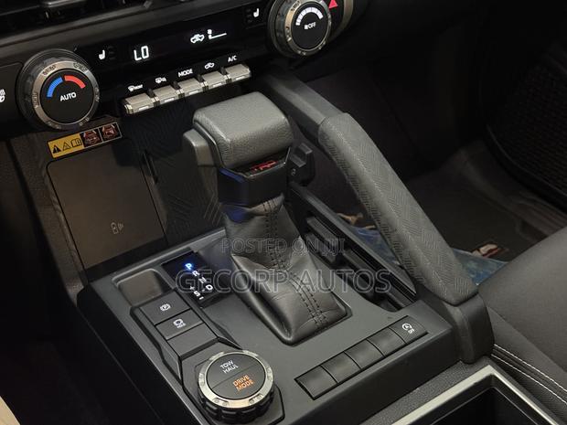 Toyota Tacoma 2024 Silver