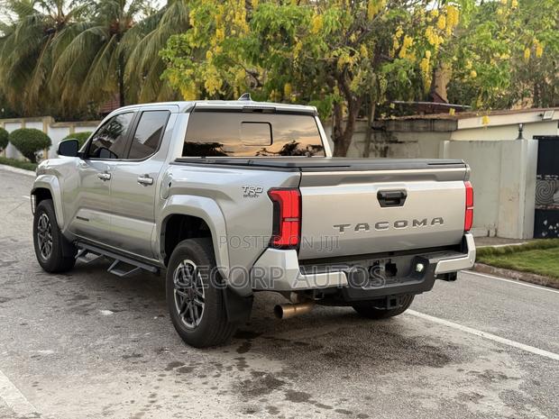 Toyota Tacoma 2024 Silver