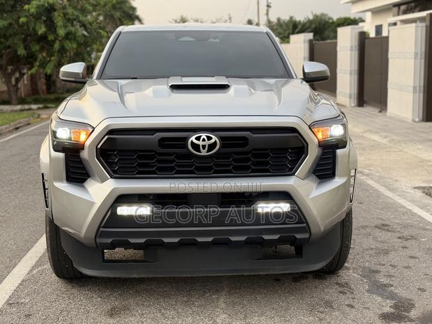 Toyota Tacoma 2024 Silver