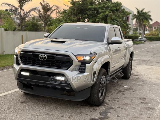 Toyota Tacoma 2024 Silver