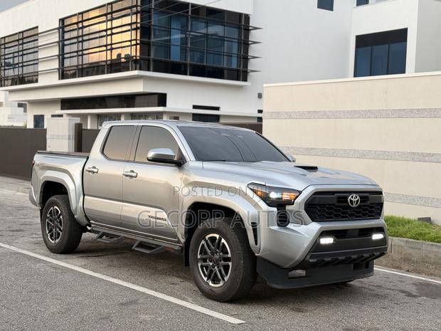 Toyota Tacoma 2024 Silver