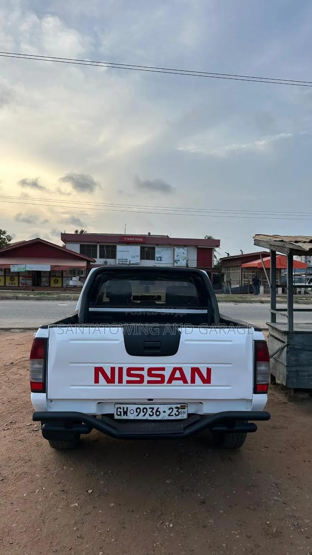 Nissan Hardbody 2010 White