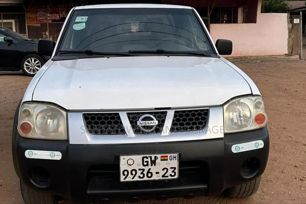 Nissan Hardbody 2010 White