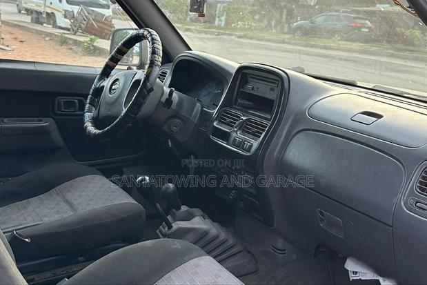 Nissan Hardbody 2010 White