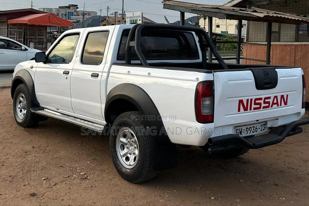 Nissan Hardbody 2010 White