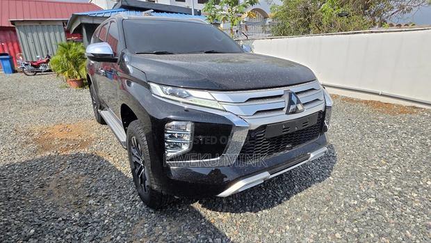 Mitsubishi Pajero 2023 Black photo 2