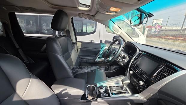 Mitsubishi Pajero 2023 Black photo 3