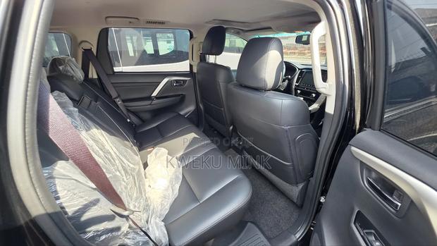 Mitsubishi Pajero 2023 Black photo 4
