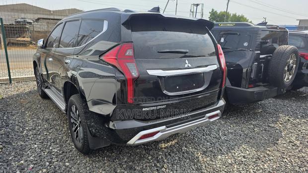 Mitsubishi Pajero 2023 Black photo 7