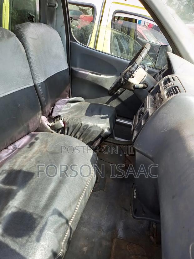 Toyota HiAce 2008 Silver photo 2