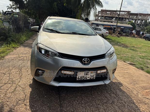 Toyota Corolla 2015 Silver photo 2