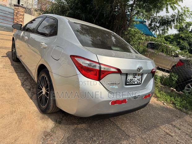 Toyota Corolla 2015 Silver photo 4