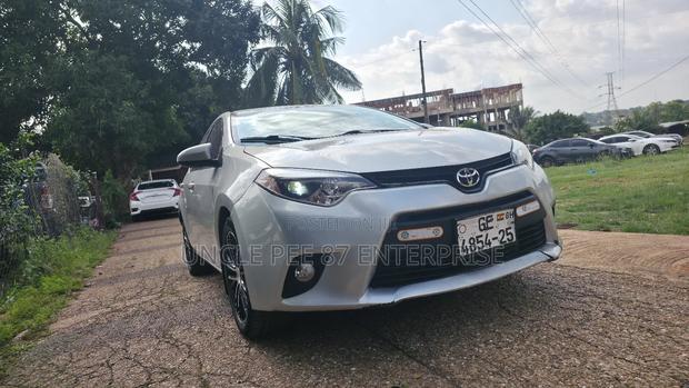 Toyota Corolla L 4dr Sedan (1.8L 4cyl 6M) 2015 Silver photo 2
