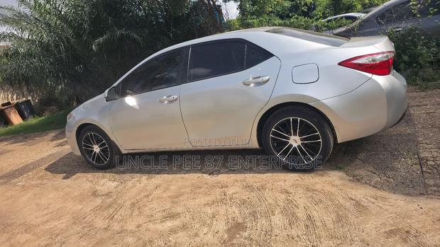 Toyota Corolla L 4dr Sedan (1.8L 4cyl 6M) 2015 Silver photo 3