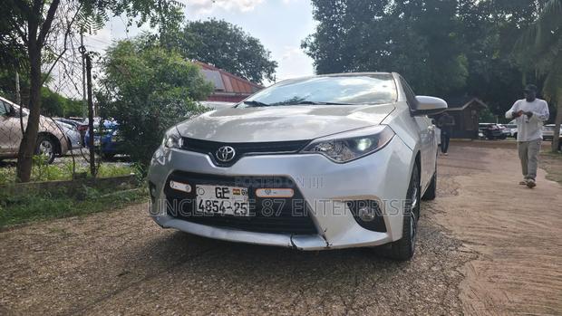 Toyota Corolla L 4dr Sedan (1.8L 4cyl 6M) 2015 Silver photo 4