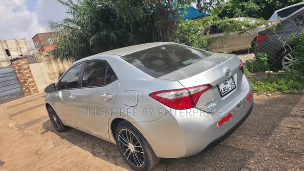 Toyota Corolla L 4dr Sedan (1.8L 4cyl 6M) 2015 Silver photo 6