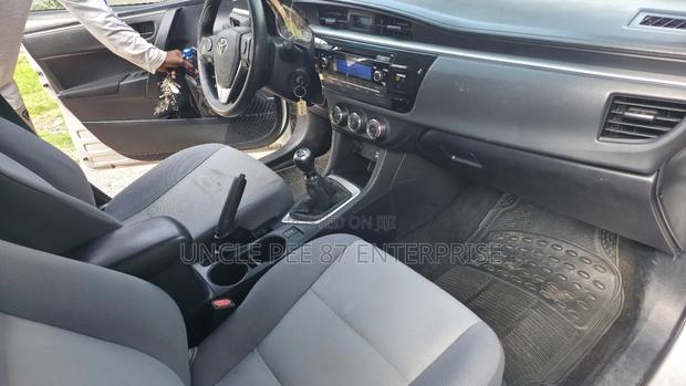 Toyota Corolla L 4dr Sedan (1.8L 4cyl 6M) 2015 Silver photo 8
