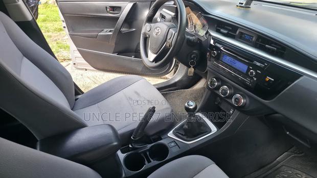 Toyota Corolla L 4dr Sedan (1.8L 4cyl 6M) 2015 Silver photo 10