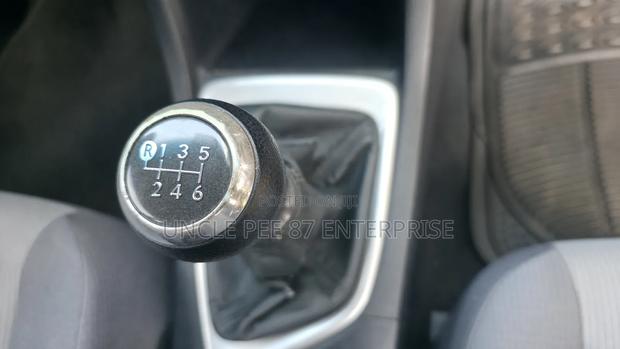 Toyota Corolla L 4dr Sedan (1.8L 4cyl 6M) 2015 Silver photo 11
