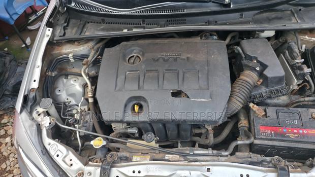 Toyota Corolla L 4dr Sedan (1.8L 4cyl 6M) 2015 Silver photo 12