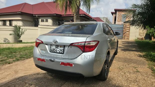 Toyota Corolla L 4dr Sedan (1.8L 4cyl 6M) 2015 Silver photo 15