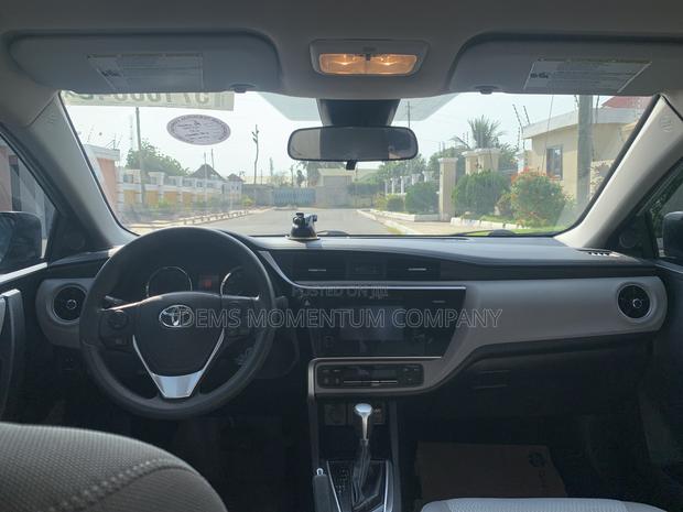 Toyota Corolla 2017 Silver · Photo 3