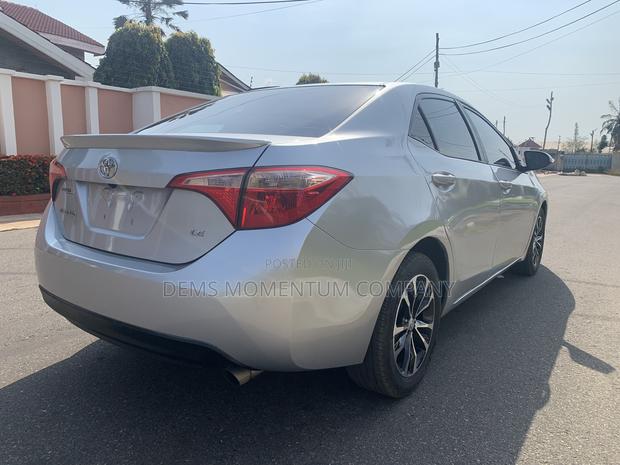 Toyota Corolla 2017 Silver · Photo 4
