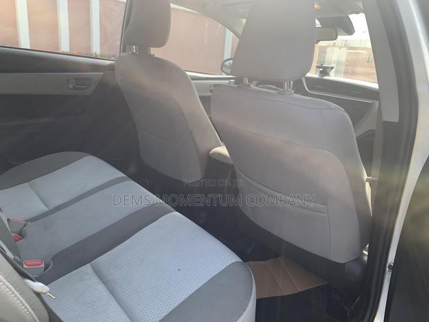 Toyota Corolla 2017 Silver · Photo 2