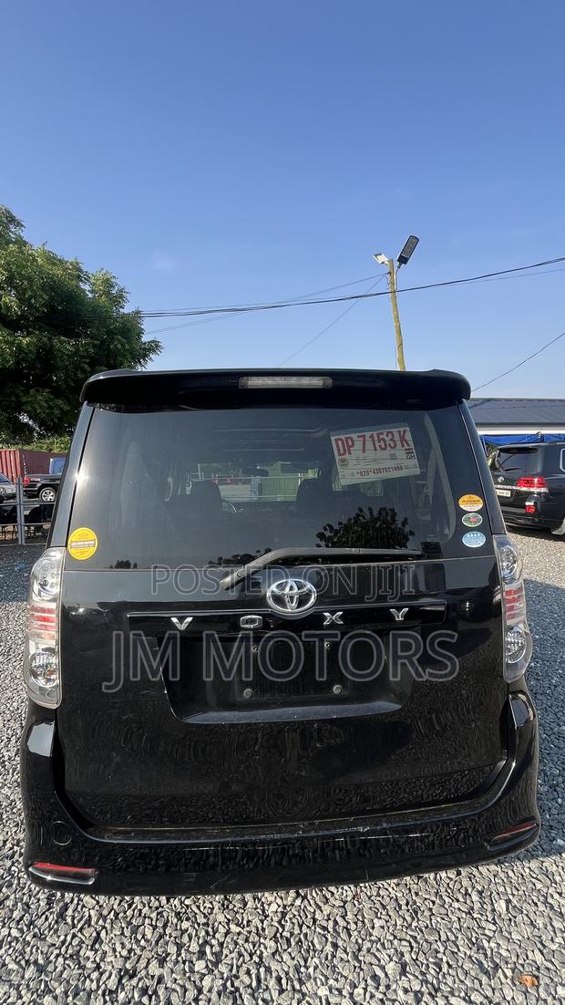 Toyota Voxy 2010 Black photo 7