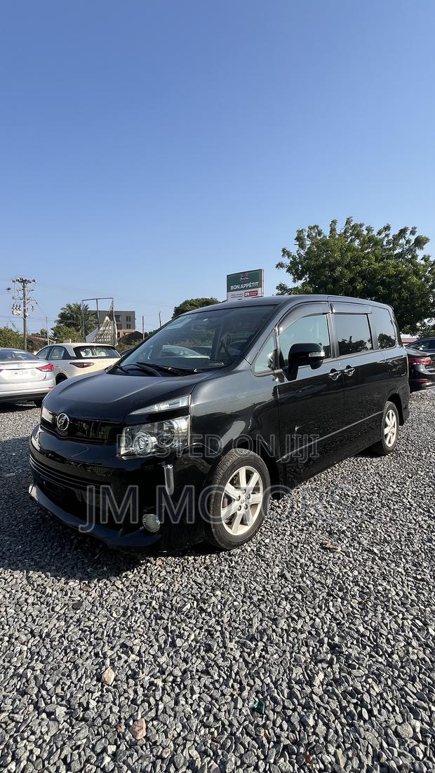 Toyota Voxy 2010 Black photo 2