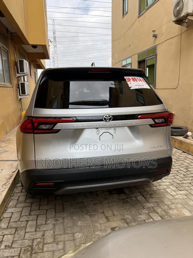 Toyota Highlander Limited AWD 2024 Silver