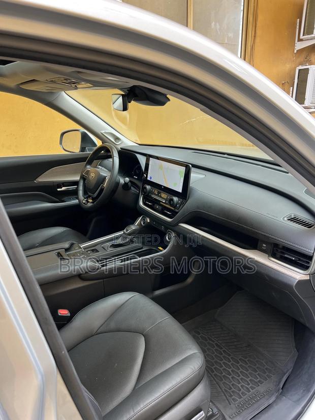 Toyota Highlander Limited AWD 2024 Silver