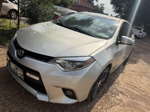 Toyota Corolla S Plus 4dr Sedan (1.8L 4cyl Manual) 2016 Silver photo 5