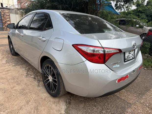Toyota Corolla S Plus 4dr Sedan (1.8L 4cyl Manual) 2016 Silver photo 3