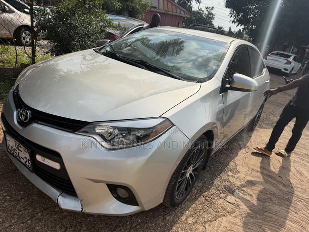 Toyota Corolla S Plus 4dr Sedan (1.8L 4cyl Manual) 2016 Silver photo 2