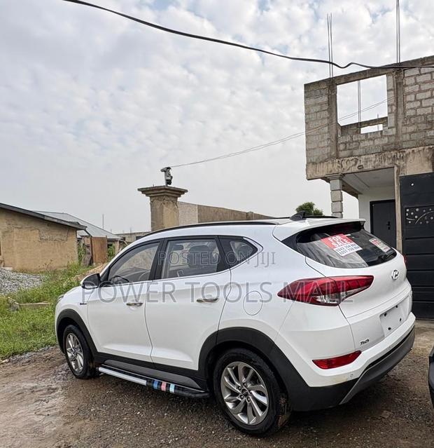 Hyundai Tucson 2018 White photo 2