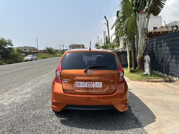 Nissan Versa 1.6 SV 2018 Orange
