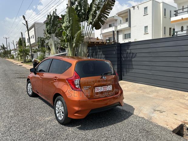 Nissan Versa 1.6 SV 2018 Orange