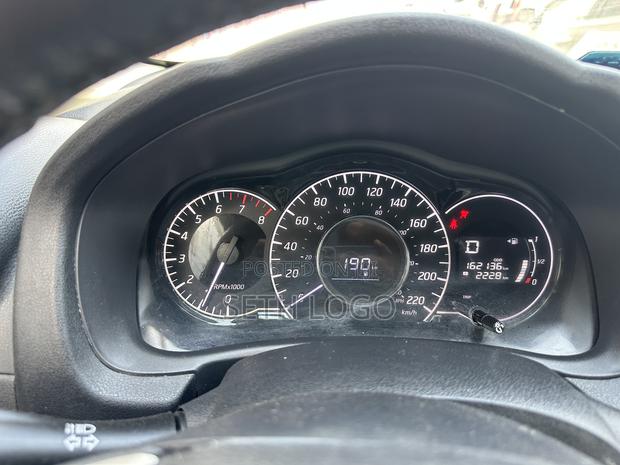 Nissan Versa 1.6 SV 2018 Orange