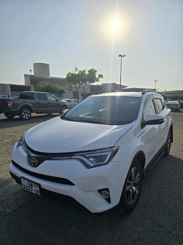 Toyota RAV4 XLE 4dr SUV AWD (2.5L 4cyl 6A) 2018 White