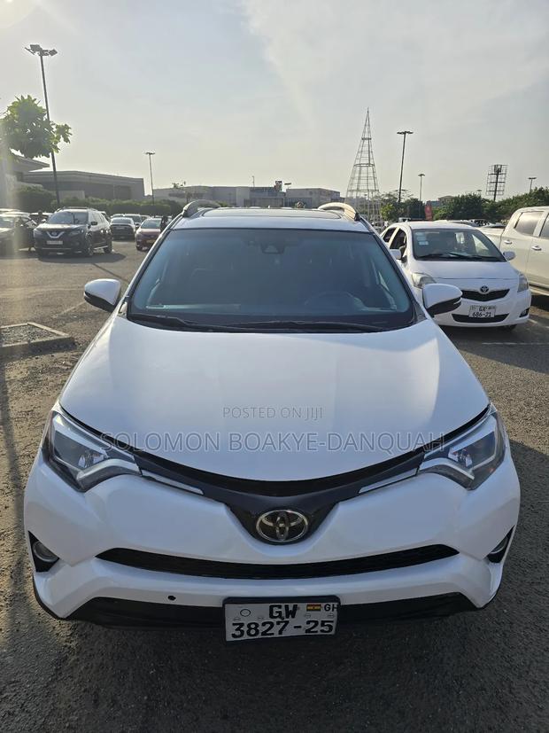 Toyota RAV4 XLE 4dr SUV AWD (2.5L 4cyl 6A) 2018 White