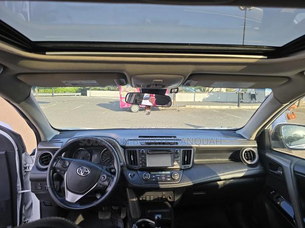 Toyota RAV4 XLE 4dr SUV AWD (2.5L 4cyl 6A) 2018 White