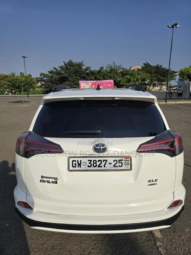 Toyota RAV4 XLE 4dr SUV AWD (2.5L 4cyl 6A) 2018 White