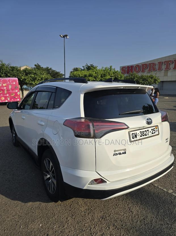 Toyota RAV4 XLE 4dr SUV AWD (2.5L 4cyl 6A) 2018 White