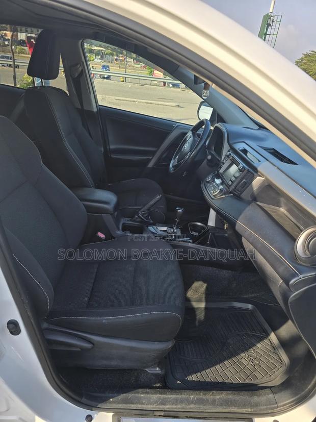 Toyota RAV4 XLE 4dr SUV AWD (2.5L 4cyl 6A) 2018 White