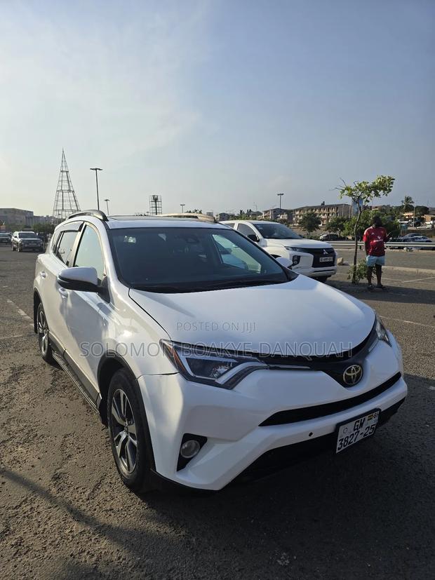 Toyota RAV4 XLE 4dr SUV AWD (2.5L 4cyl 6A) 2018 White