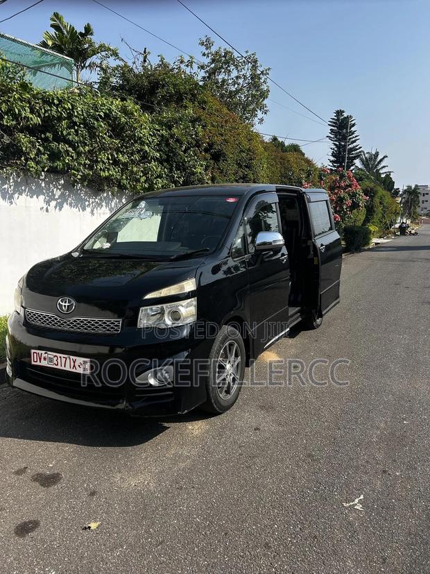 Toyota Voxy 2012 Black