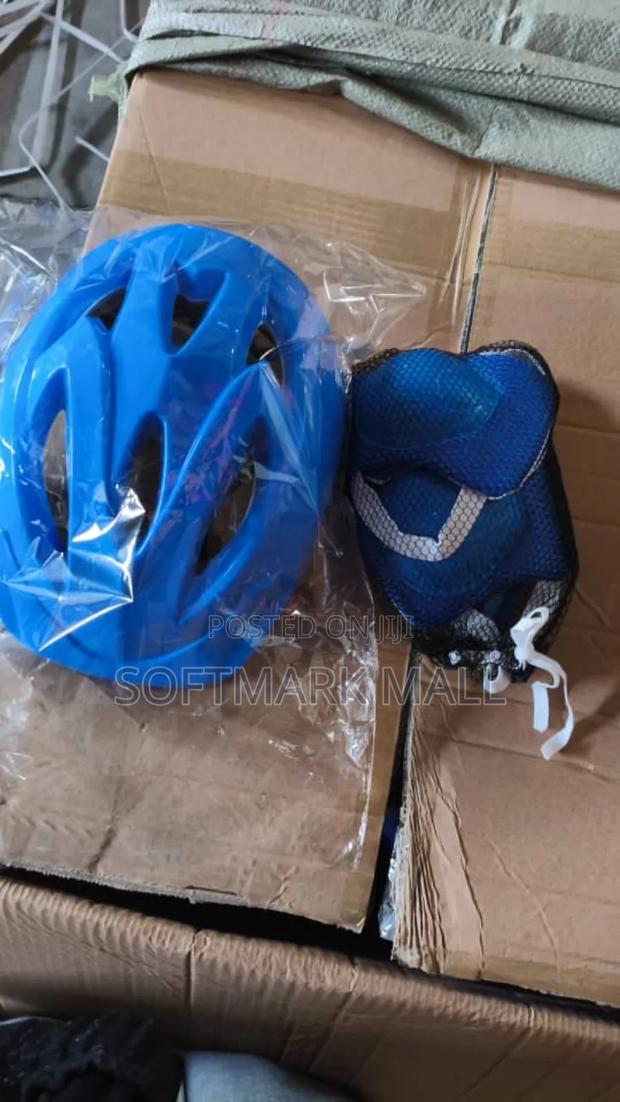 Strong Kids Helmet With Elbow And Knee Guards · Photo 2