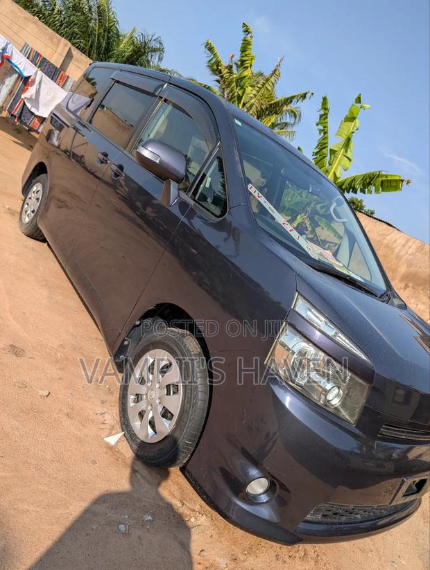 Toyota Voxy 2011 Gray photo 2