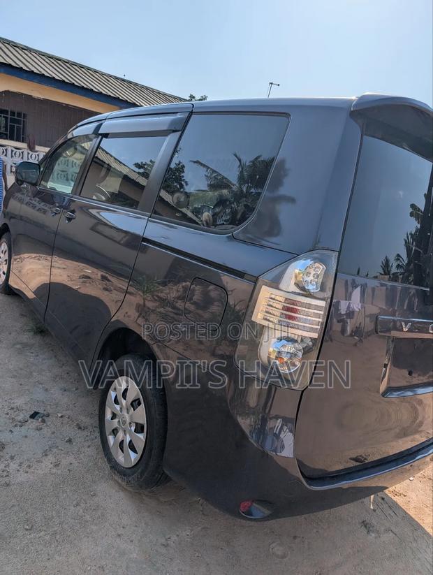 Toyota Voxy 2011 Gray photo 3